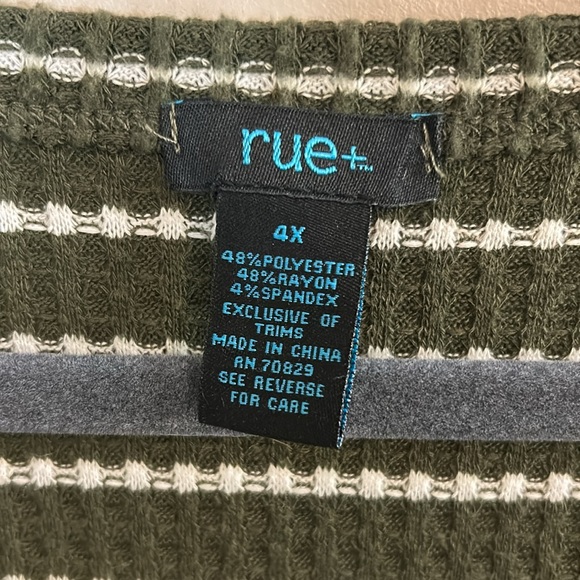 Rue+ Waffle Knit V-Neck Top - Picture 3 of 6